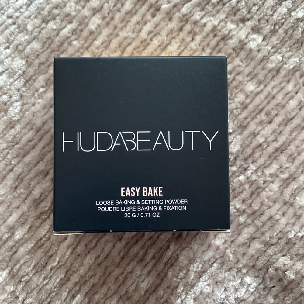 Kunafa: Huda Beauty Easy Bake Loose Setting Powder
